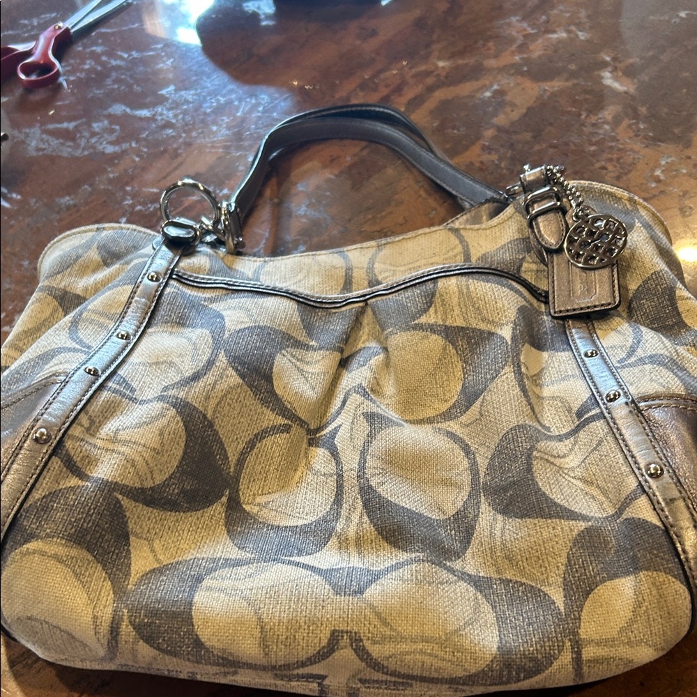 VINTAGE Coach Signature Pattern Shoulder Bag in Silver and Cream.Gently used